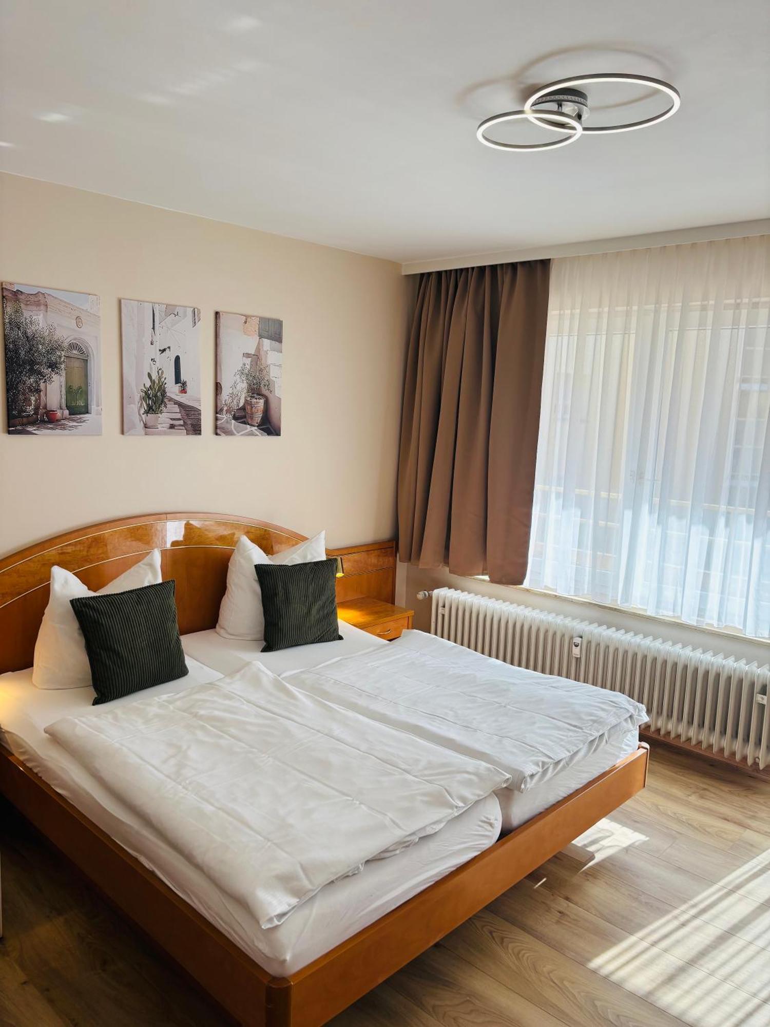 2 Zentrale Hotels nahe Kroatische Kath. Mission Pforzheim
